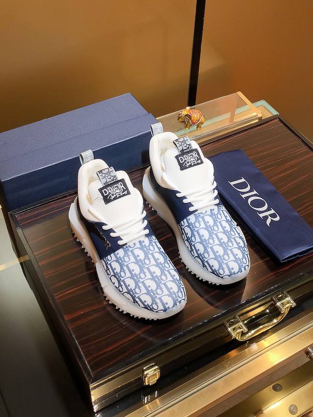 商品名称：Dior 迪奥 正规码数: 38-44 休闲鞋 商品材料：精选 牛皮鞋面，柔软羊皮内里；原厂大底。